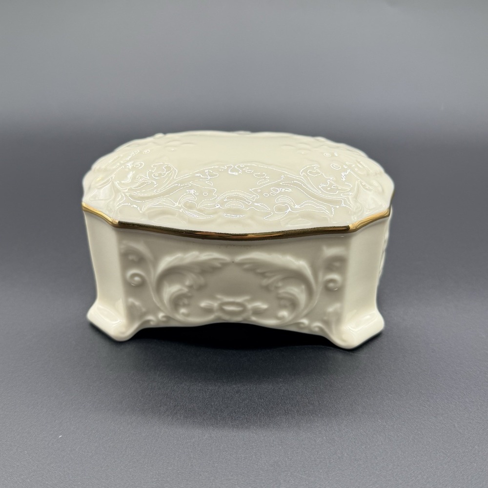 Lenox Georgian Collection Music Box Plays Yesterday 24K Gold Trim Porcelain EUC